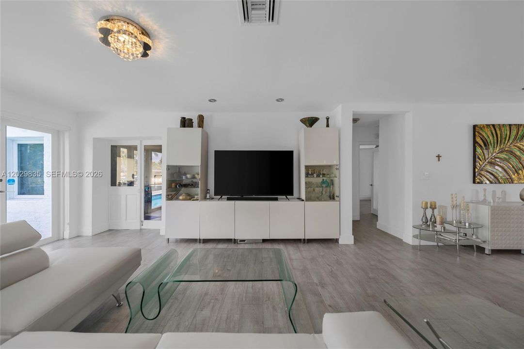 For Sale: $2,750,000 (3 beds, 2 baths, 1903 Square Feet)