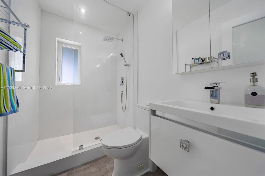 For Sale: $2,750,000 (3 beds, 2 baths, 1903 Square Feet)