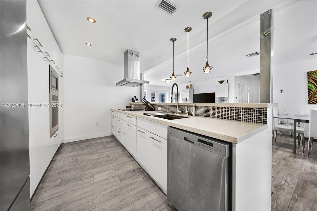 For Sale: $2,750,000 (3 beds, 2 baths, 1903 Square Feet)