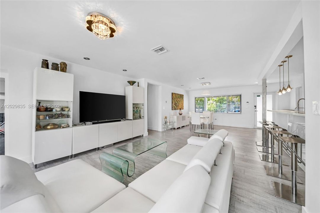 For Sale: $2,750,000 (3 beds, 2 baths, 1903 Square Feet)