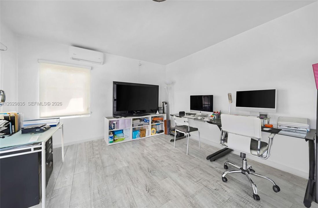 For Sale: $2,750,000 (3 beds, 2 baths, 1903 Square Feet)