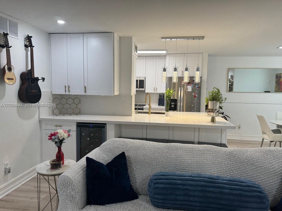 Active With Contract: $2,400 (2 beds, 2 baths, 1200 Square Feet)