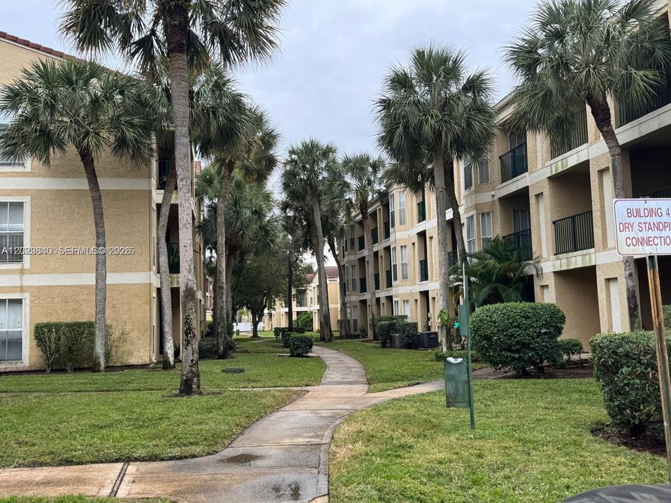 Active With Contract: $2,400 (2 beds, 2 baths, 1200 Square Feet)