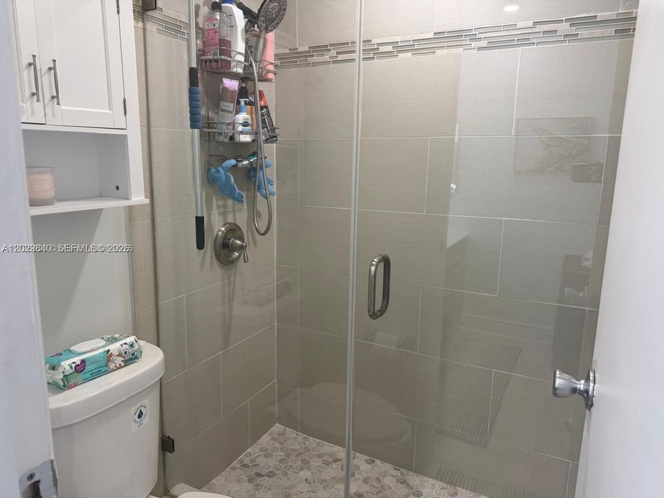 Active With Contract: $2,400 (2 beds, 2 baths, 1200 Square Feet)