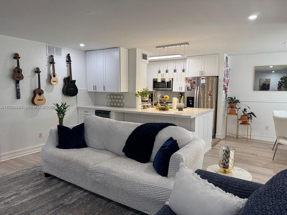 Active With Contract: $2,400 (2 beds, 2 baths, 1200 Square Feet)