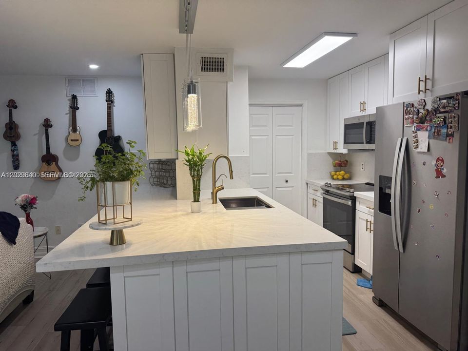Active With Contract: $2,400 (2 beds, 2 baths, 1200 Square Feet)