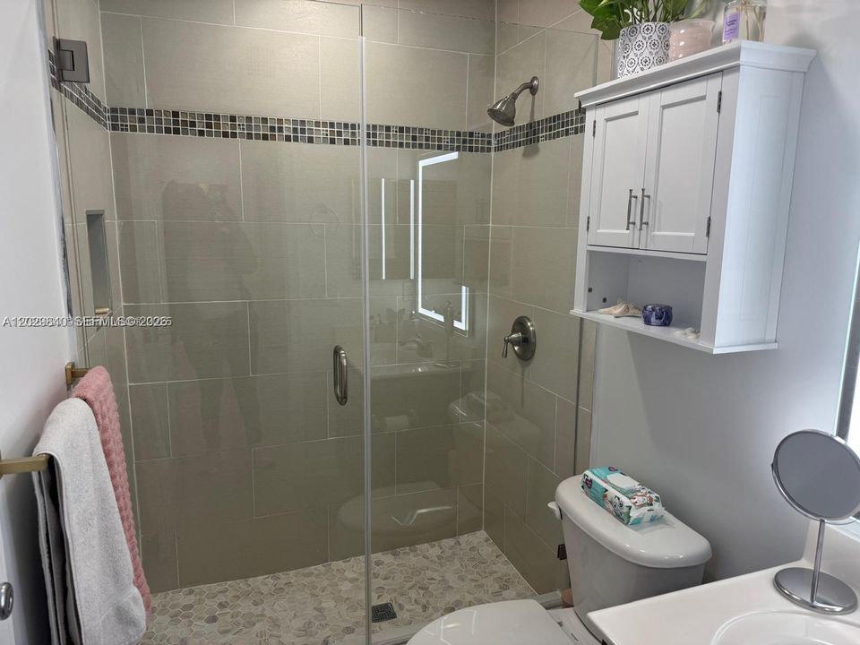 Active With Contract: $2,400 (2 beds, 2 baths, 1200 Square Feet)