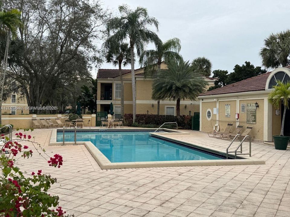 Active With Contract: $2,400 (2 beds, 2 baths, 1200 Square Feet)