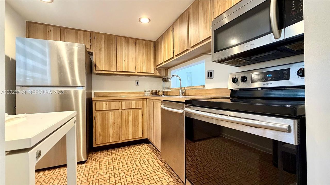 Active With Contract: $1,850 (1 beds, 1 baths, 705 Square Feet)