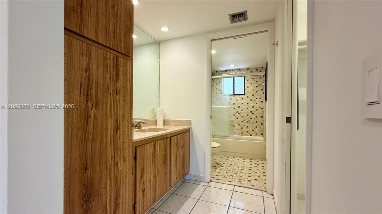 Active With Contract: $1,850 (1 beds, 1 baths, 705 Square Feet)