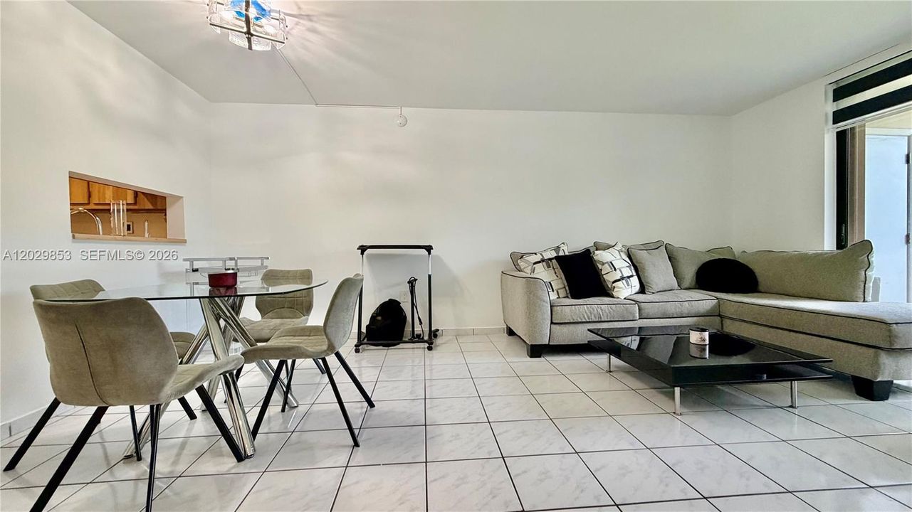Active With Contract: $1,850 (1 beds, 1 baths, 705 Square Feet)