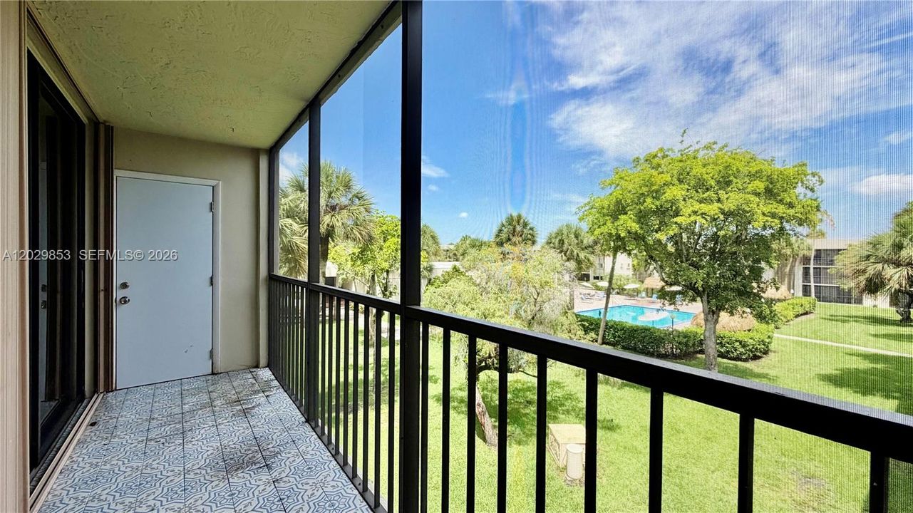 Active With Contract: $1,850 (1 beds, 1 baths, 705 Square Feet)