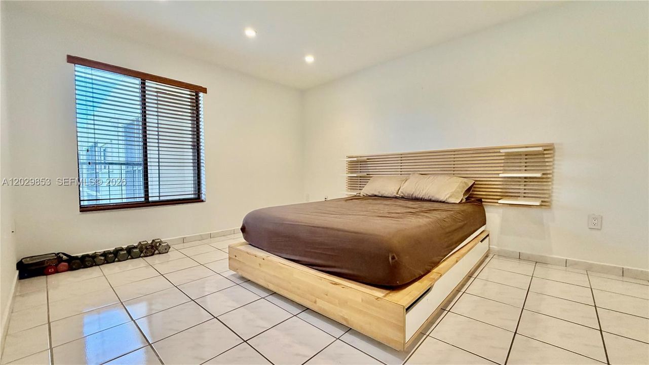 Active With Contract: $1,850 (1 beds, 1 baths, 705 Square Feet)