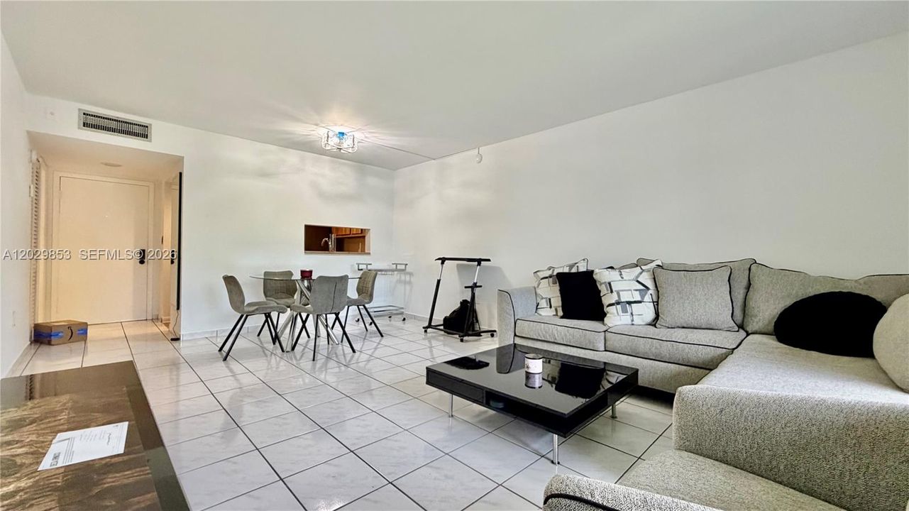 Active With Contract: $1,850 (1 beds, 1 baths, 705 Square Feet)