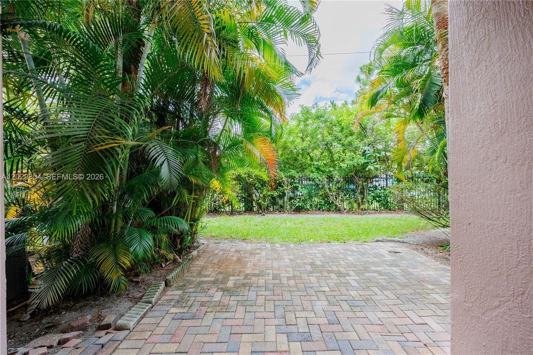 For Sale: $370,000 (2 beds, 2 baths, 1507 Square Feet)
