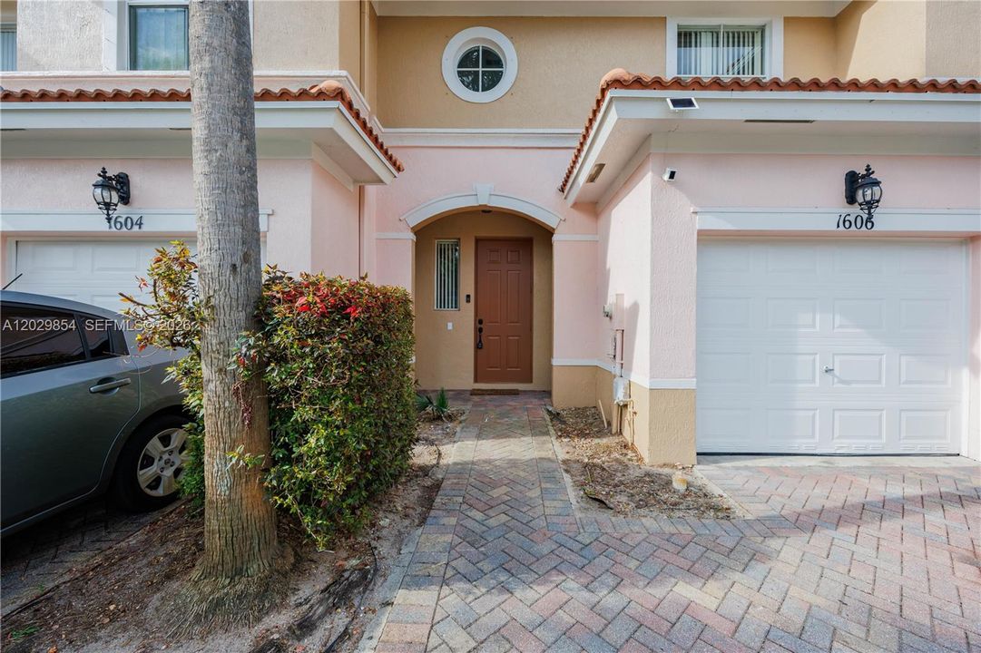 For Sale: $370,000 (2 beds, 2 baths, 1507 Square Feet)