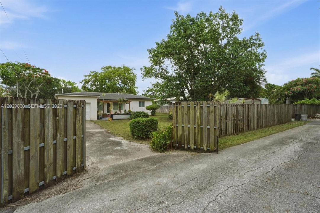 Alley to rear of house