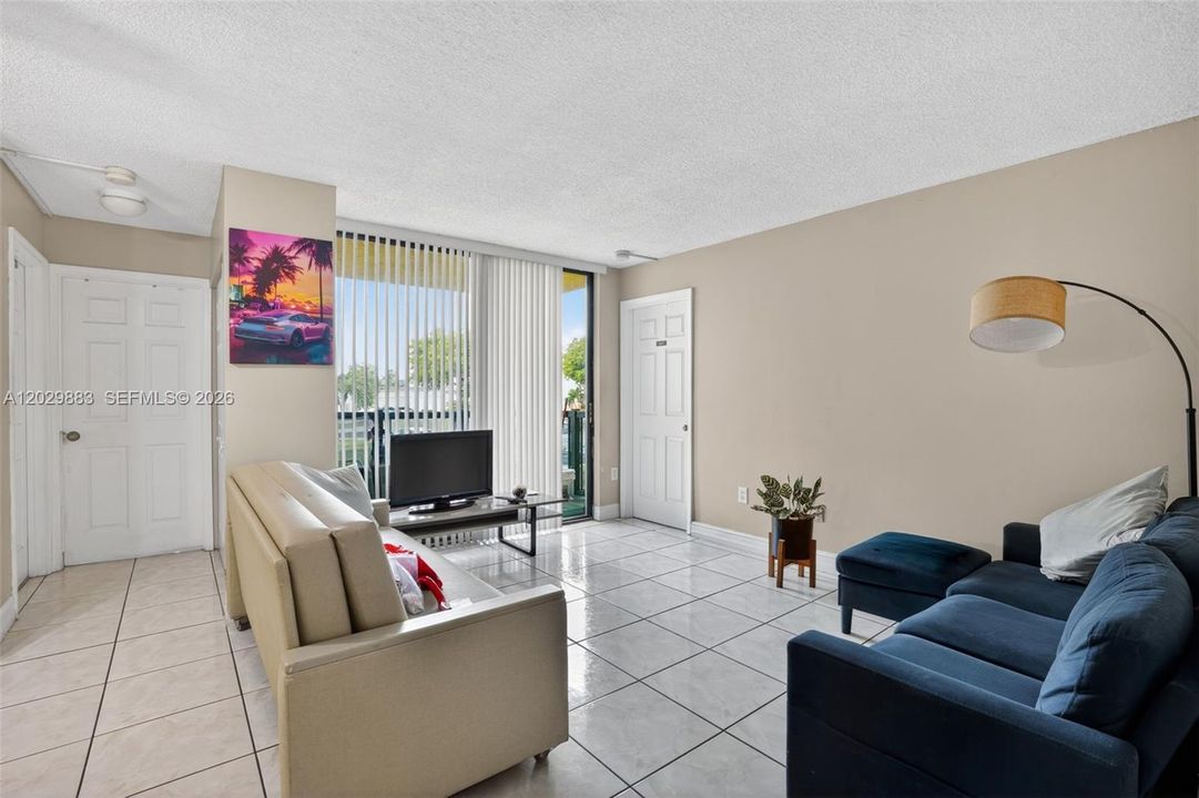 For Sale: $249,000 (2 beds, 2 baths, 898 Square Feet)