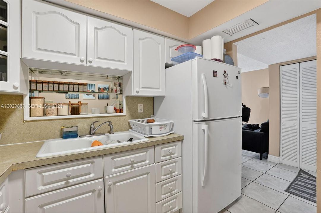 For Sale: $249,000 (2 beds, 2 baths, 898 Square Feet)