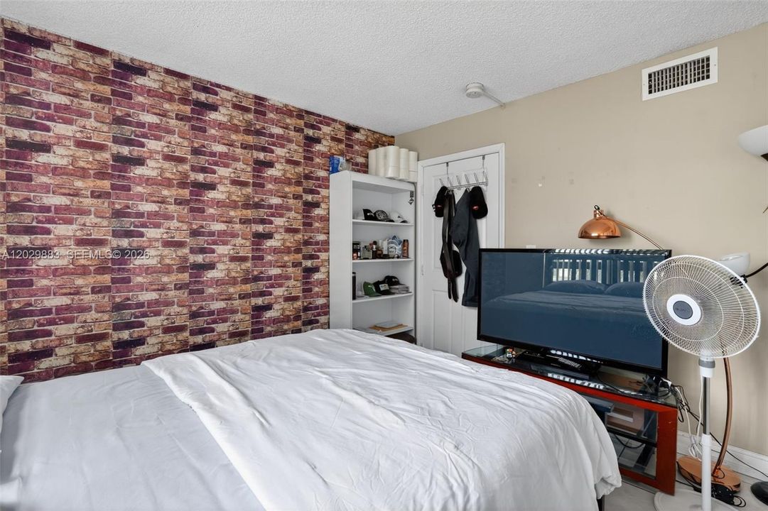 For Sale: $249,000 (2 beds, 2 baths, 898 Square Feet)