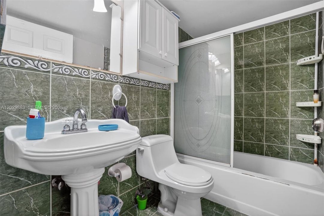 For Sale: $249,000 (2 beds, 2 baths, 898 Square Feet)