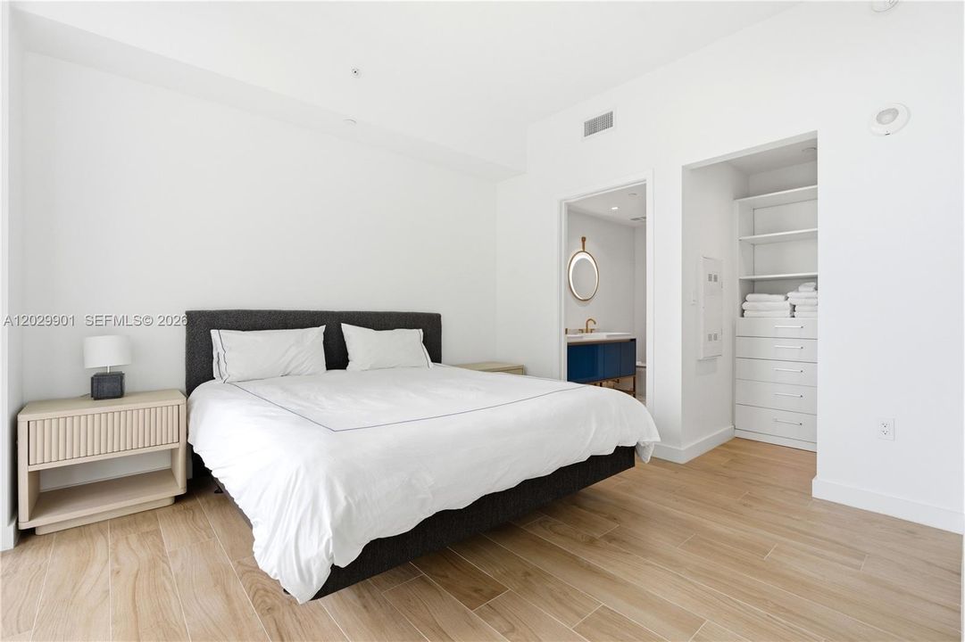 For Sale: $1,549,000 (2 beds, 2 baths, 1087 Square Feet)