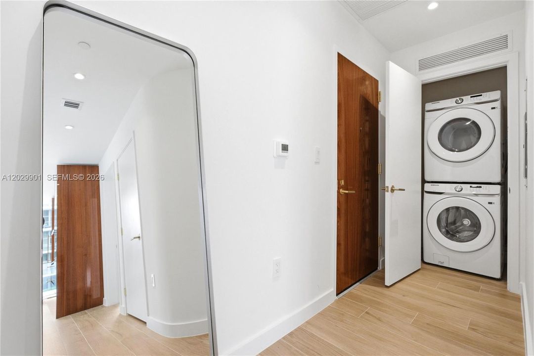 For Sale: $1,549,000 (2 beds, 2 baths, 1087 Square Feet)