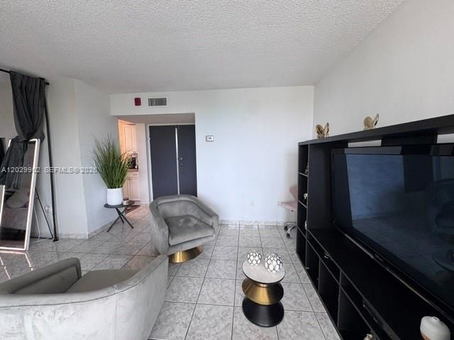 En Venta: $250,000 (2 camas, 2 baños, 898 Pies cuadrados)