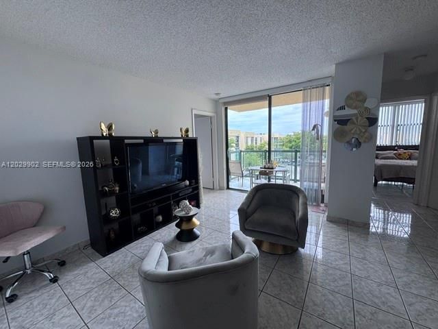 En Venta: $250,000 (2 camas, 2 baños, 898 Pies cuadrados)