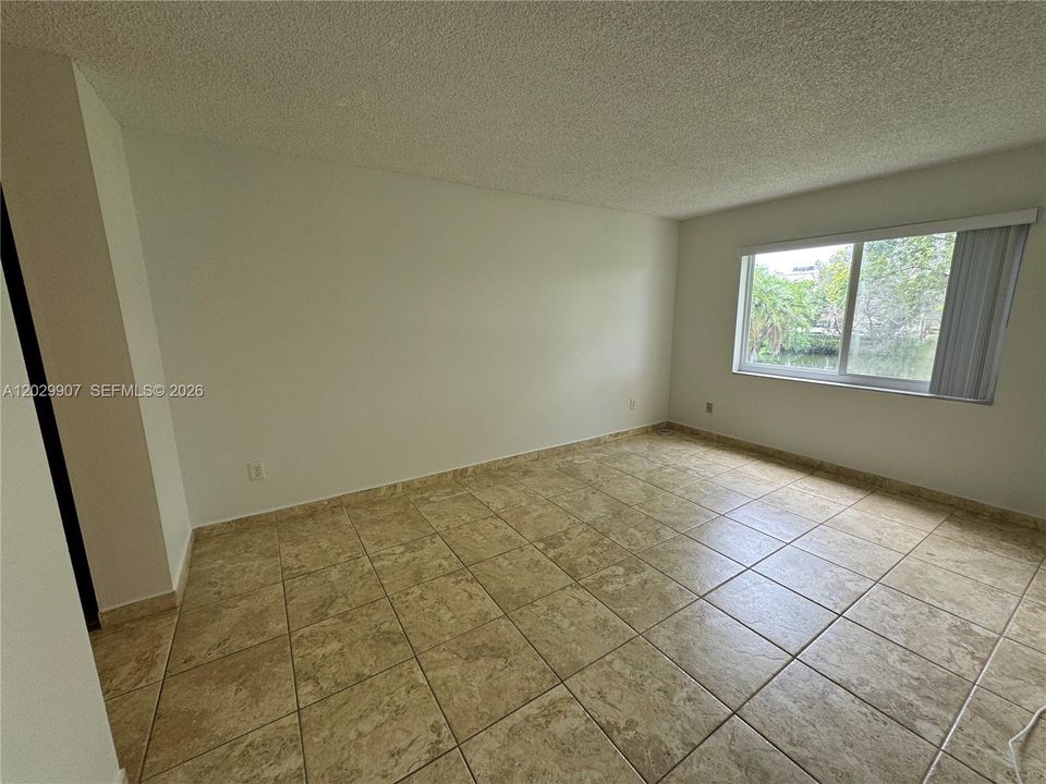 For Rent: $1,900 (1 beds, 1 baths, 712 Square Feet)