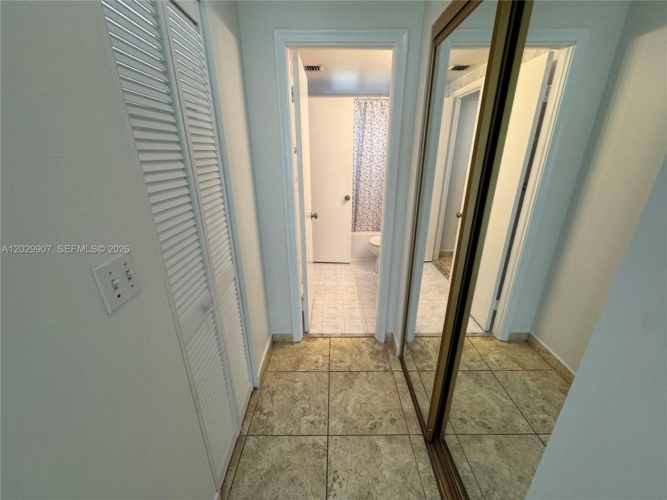 For Rent: $1,900 (1 beds, 1 baths, 712 Square Feet)