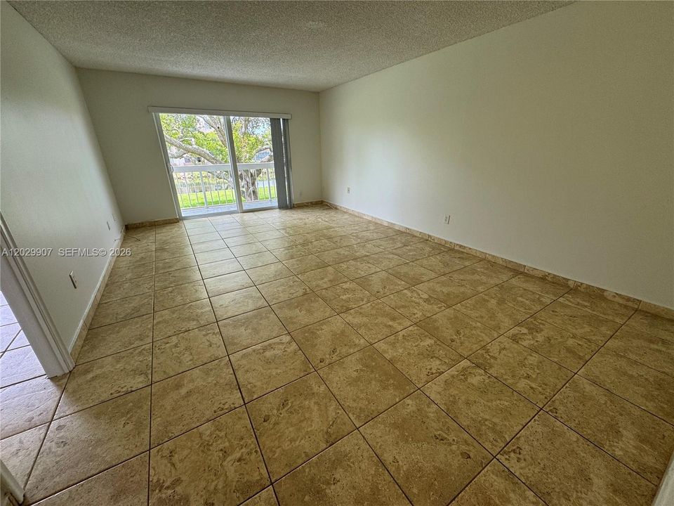 For Rent: $1,900 (1 beds, 1 baths, 712 Square Feet)