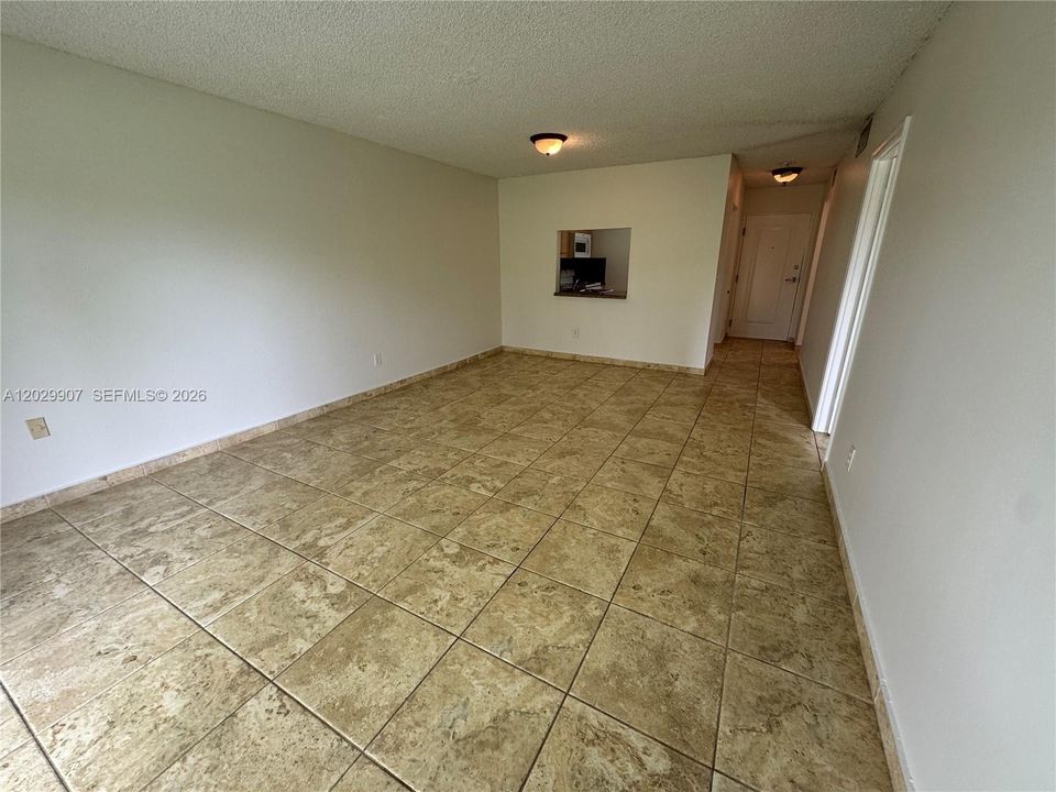 For Rent: $1,900 (1 beds, 1 baths, 712 Square Feet)
