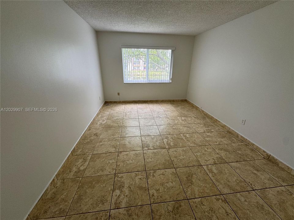 For Rent: $1,900 (1 beds, 1 baths, 712 Square Feet)