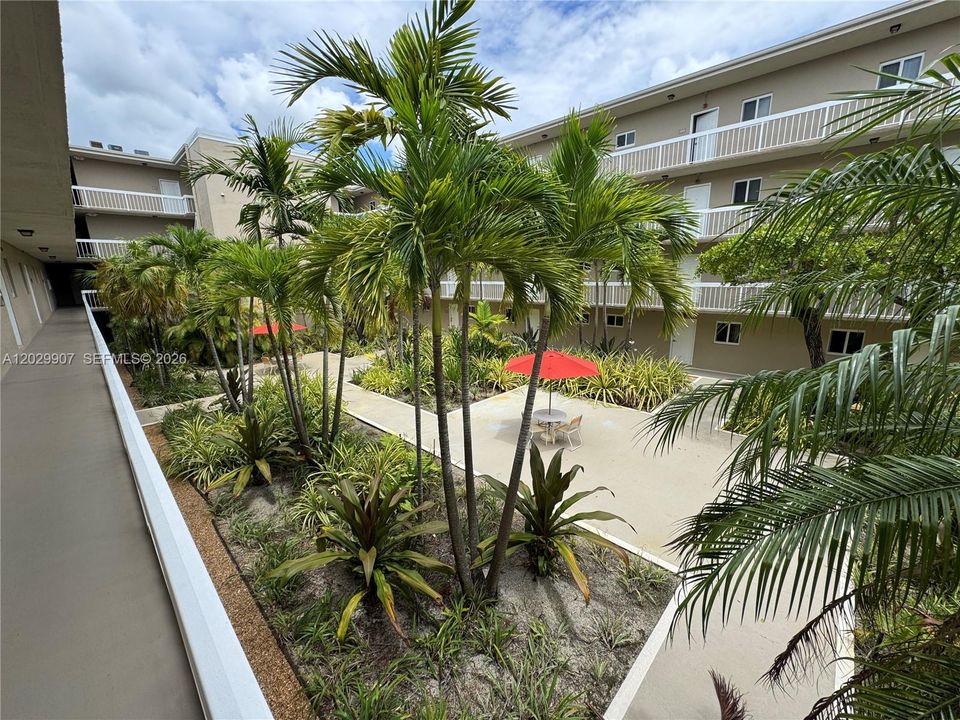 For Rent: $1,900 (1 beds, 1 baths, 712 Square Feet)