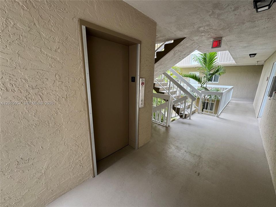 For Rent: $1,900 (1 beds, 1 baths, 712 Square Feet)