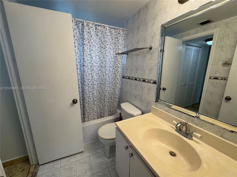 For Rent: $1,900 (1 beds, 1 baths, 712 Square Feet)