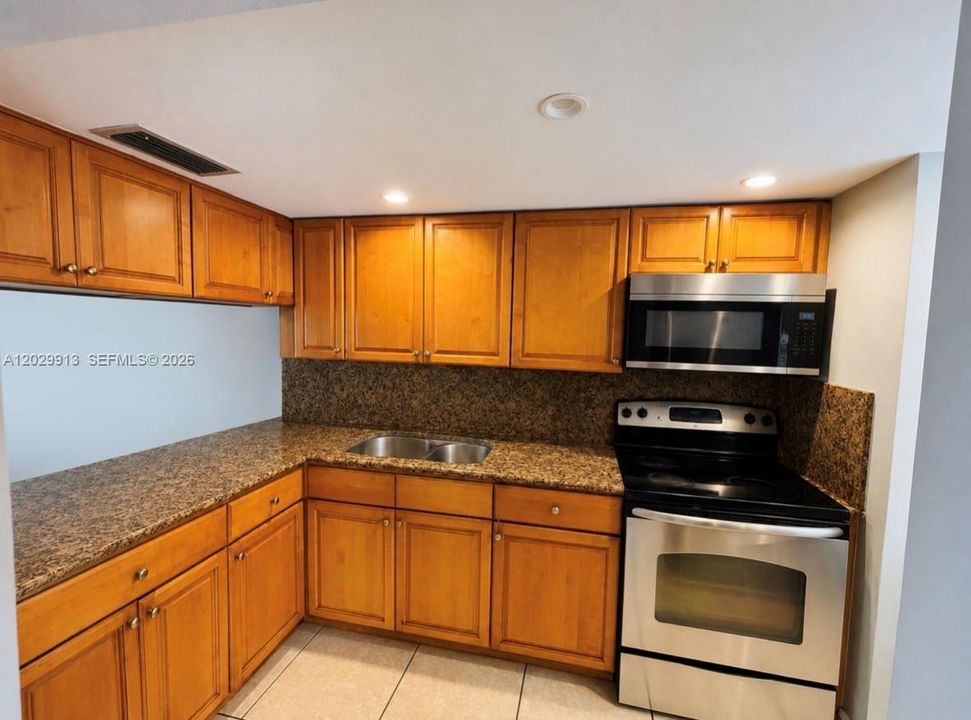 For Sale: $420,000 (2 beds, 1 baths, 948 Square Feet)