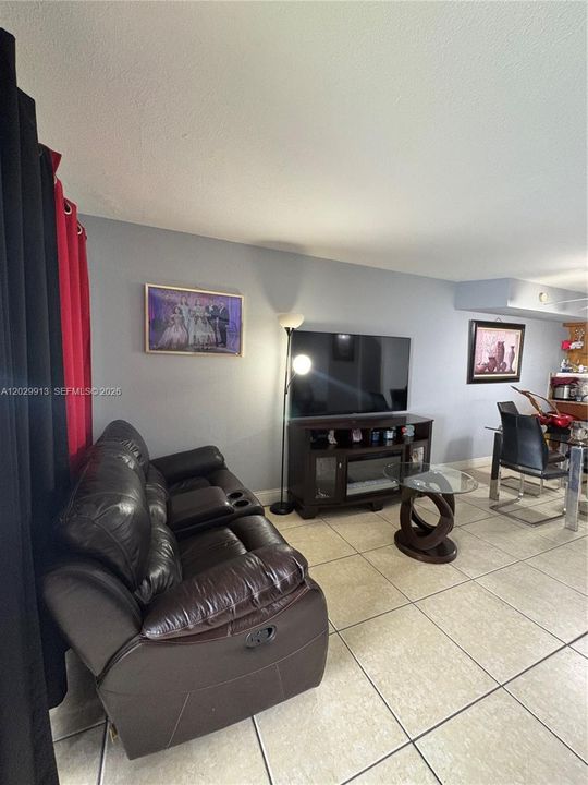 For Sale: $420,000 (2 beds, 1 baths, 948 Square Feet)