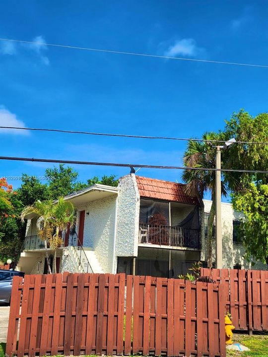 En Venta: $261,000 (2 camas, 2 baños, 777 Pies cuadrados)
