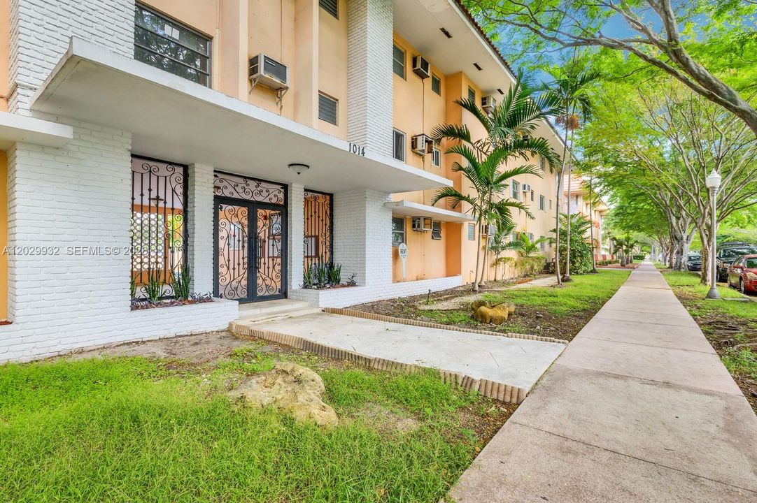 For Rent: $1,900 (1 beds, 1 baths, 410 Square Feet)