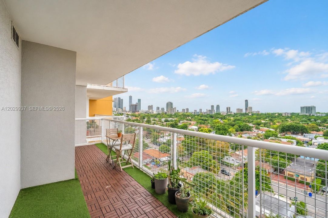 For Sale: $390,000 (2 beds, 2 baths, 891 Square Feet)