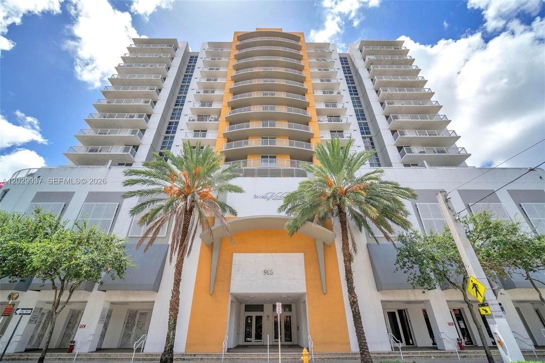 For Sale: $390,000 (2 beds, 2 baths, 891 Square Feet)