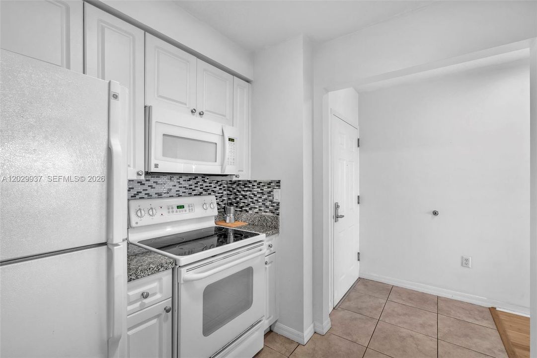 For Sale: $390,000 (2 beds, 2 baths, 891 Square Feet)