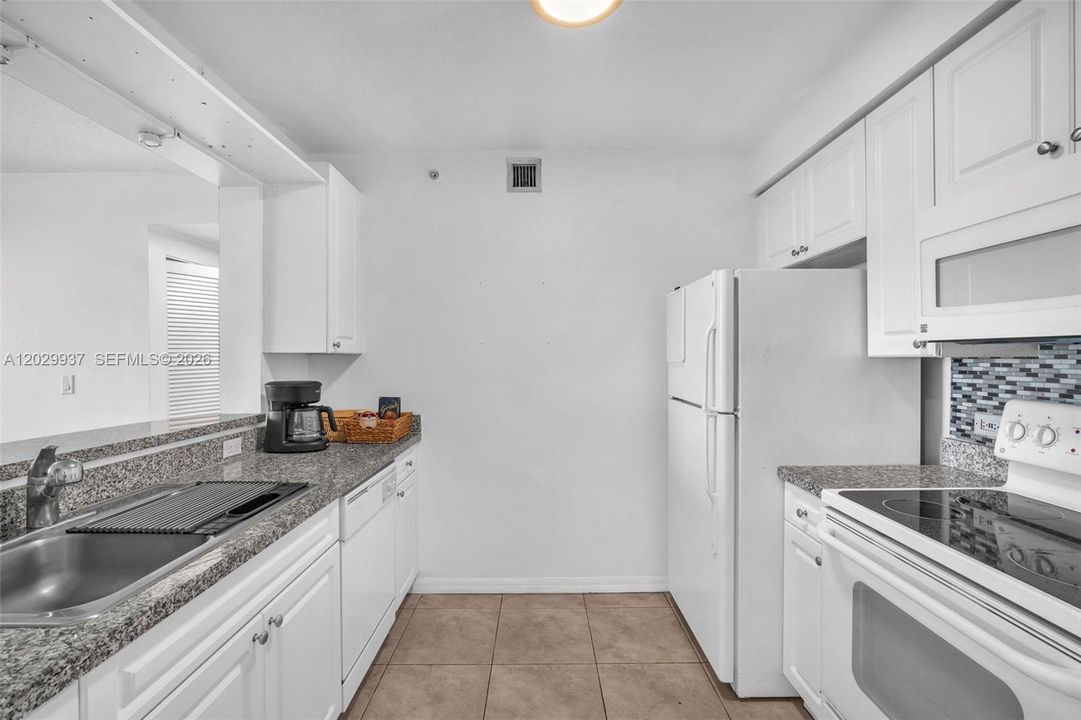 For Sale: $390,000 (2 beds, 2 baths, 891 Square Feet)