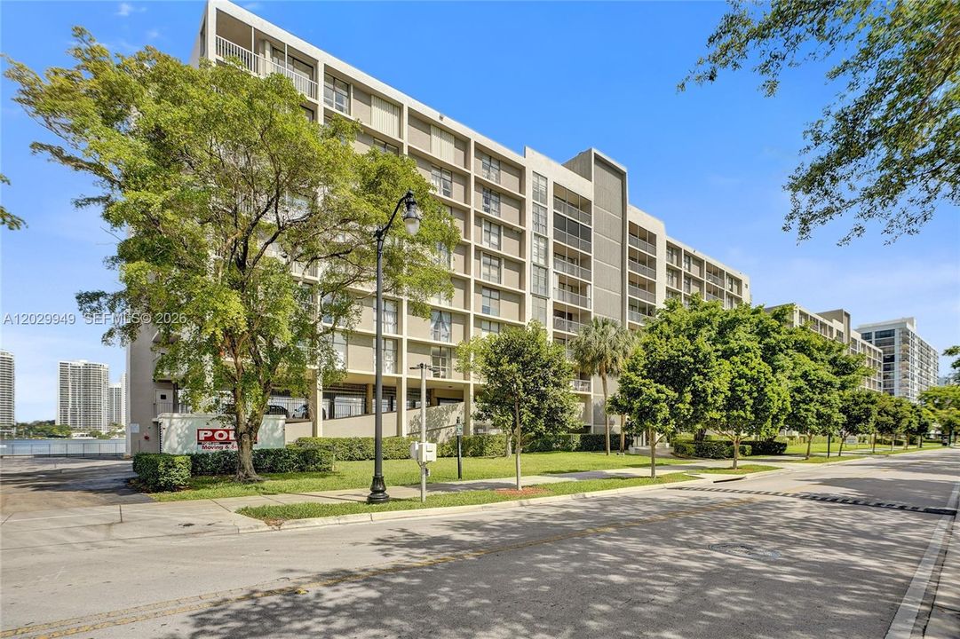 For Sale: $475,000 (2 beds, 2 baths, 1320 Square Feet)