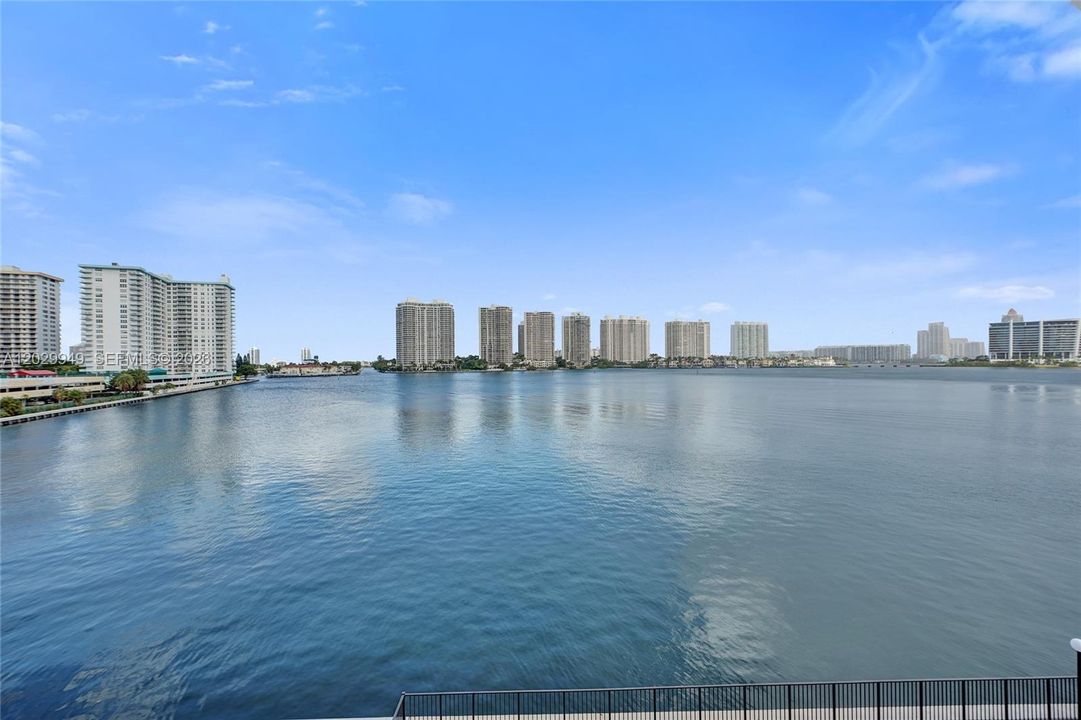 For Sale: $475,000 (2 beds, 2 baths, 1320 Square Feet)