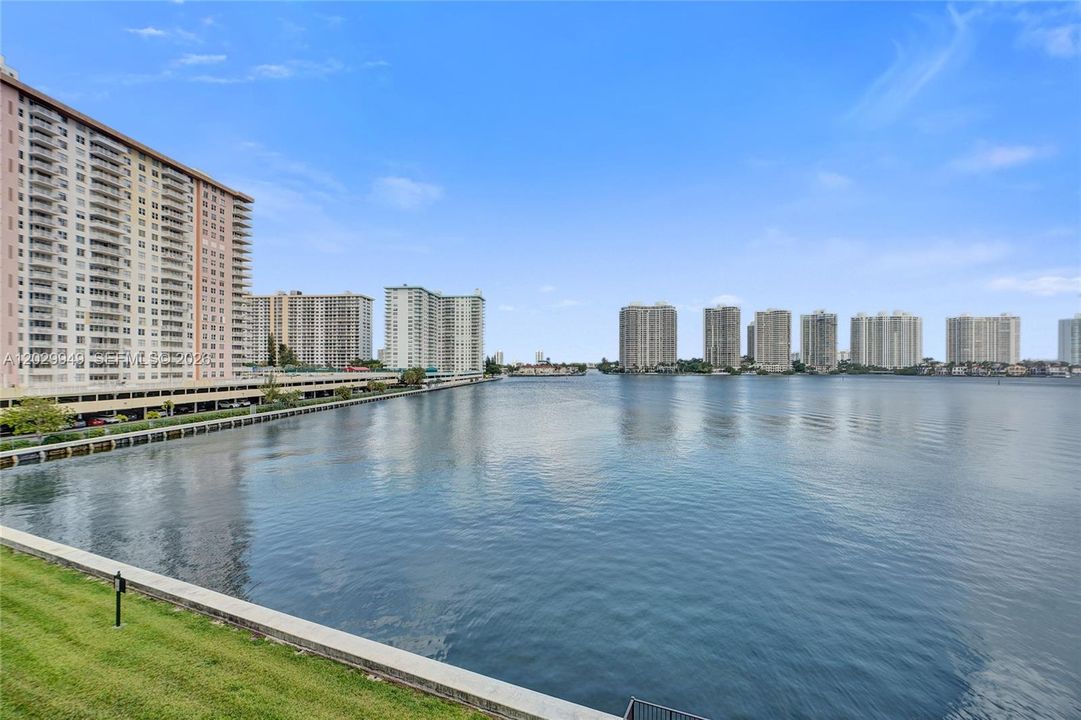 For Sale: $475,000 (2 beds, 2 baths, 1320 Square Feet)