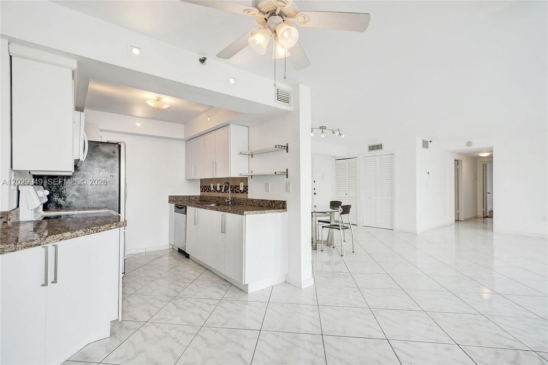 For Sale: $475,000 (2 beds, 2 baths, 1320 Square Feet)