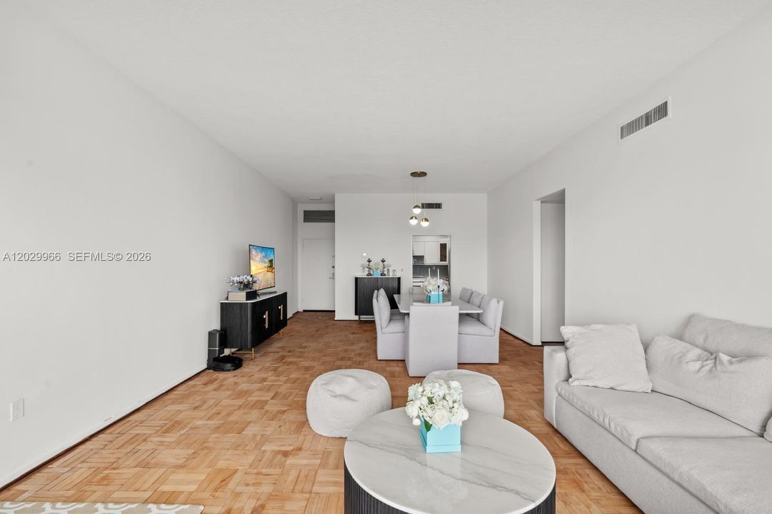 En Venta: $757,000 (2 camas, 2 baños, 1640 Pies cuadrados)